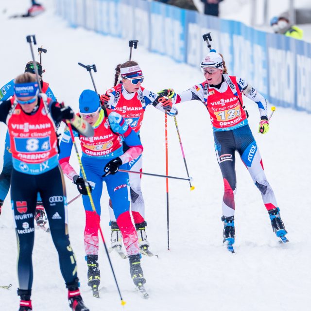 Markéta Davidová  (vpravo) předává štafetu Jessice Jislové | foto:  (C) Český biatlon Petr Slavík