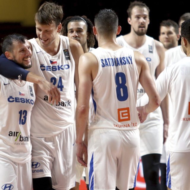 Čeští basketbalisté zvládli napínavou koncovku přímého souboje o postup do semifinále olympijské kvalifikace | foto: Chad Hipolito,  ČTK / AP