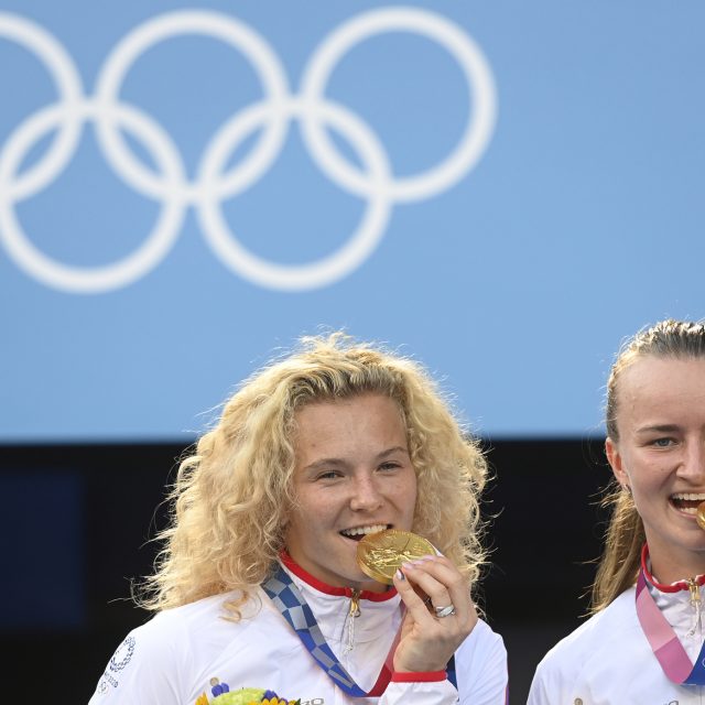 Kateřina Siniaková a Barbora Krejčíková se zlatými medailemi. | foto: Ondřej Deml,  ČTK