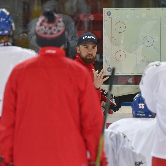 Trenér Filip Pešán na tréninku české hokejové reprezentace | foto: Michal Kamaryt,  ČTK