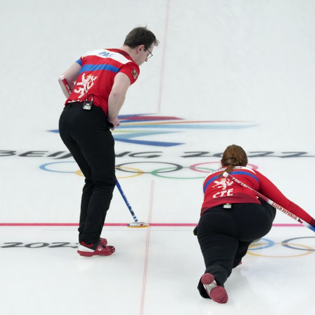 Čeští curleři Tomáš a Zuzana Paulovi | foto: Nariman El-Mofty,  AP,  ČTK