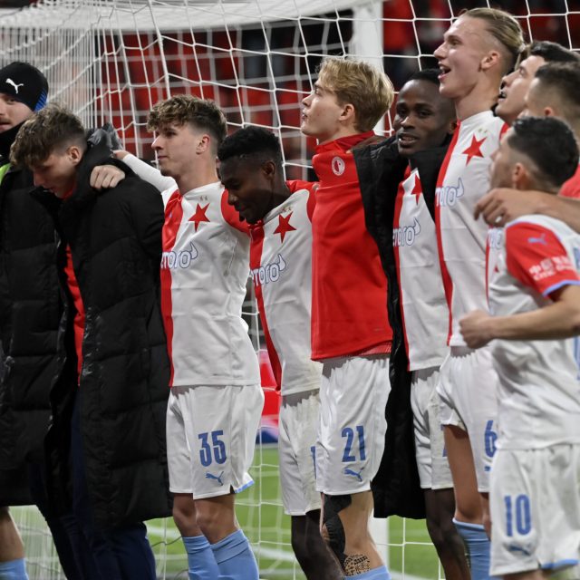 Fotbalisté Slavie Praha po domácím vítězství nad Fenerbahce | foto: Vít Šimánek,  ČTK