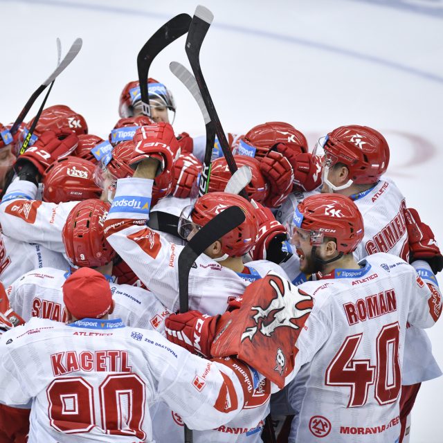 Hokejisté Třince se můžou radovat z vedení ve finálové sérii 1:0 | foto: Radek Petrášek,  ČTK