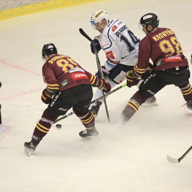 Kladenští hokejisté i přes silný odpor Dukly Jihlavy udrželi extraligovou příslušnost | foto: Libor Plíhal,  ČTK
