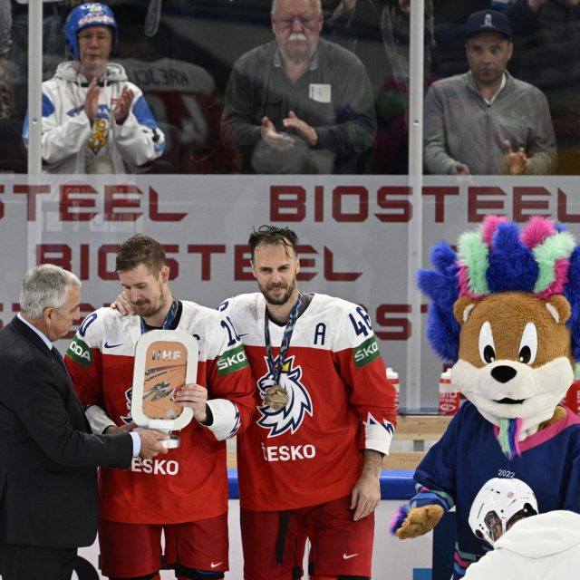Kapitán Roman Červenka a David Krejčí s bronzovými medailemi a trofejí | foto: Michal Kamaryt,  ČTK