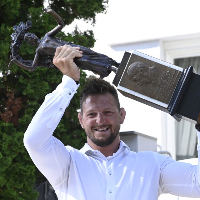 Lukáš Krpálek s cenou Stanislava Gutha-Jarkovského | foto: Michal Krumphanzl,  ČTK