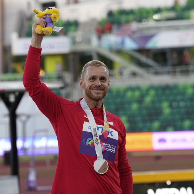 Jakub Vadlejch s bronzovou medailí z mistrovství světa | foto: Gregory Bull,  ČTK / AP