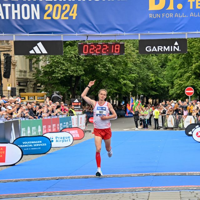 Vítězný Martin Edlman v cíli Pražského maratonu | foto: Iva Roháčková