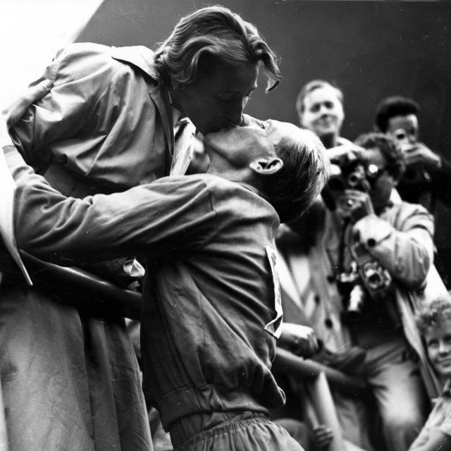 Polibek manželů Zátopkových na letní olympiádě v Helsinkách v roce 1952 poté,  co Emil Zátopek získal zlato za maraton | foto: Profimedia