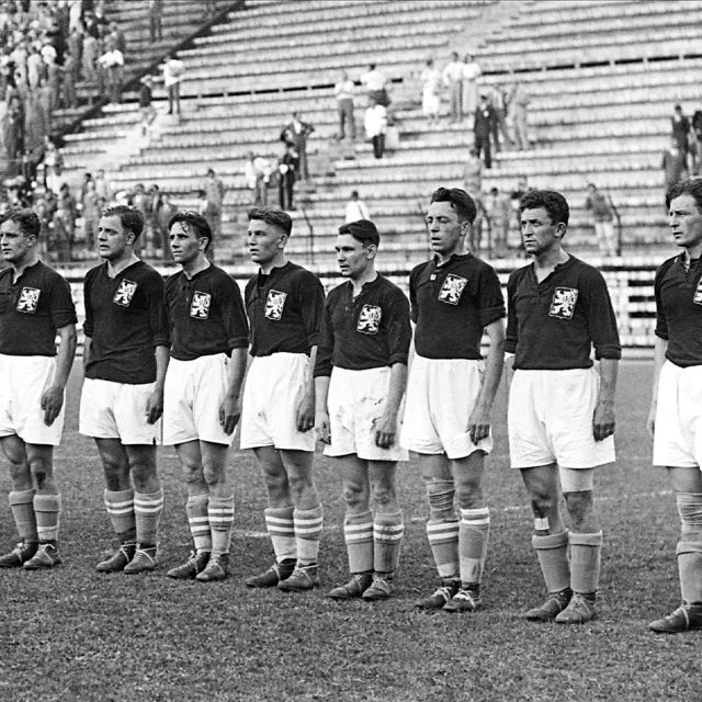Československý tým před finále fotbalového MS 1934. Zavzpomínejte s námi na československé a české účasti na světových fotbalových šampionátech | foto: Profimedia