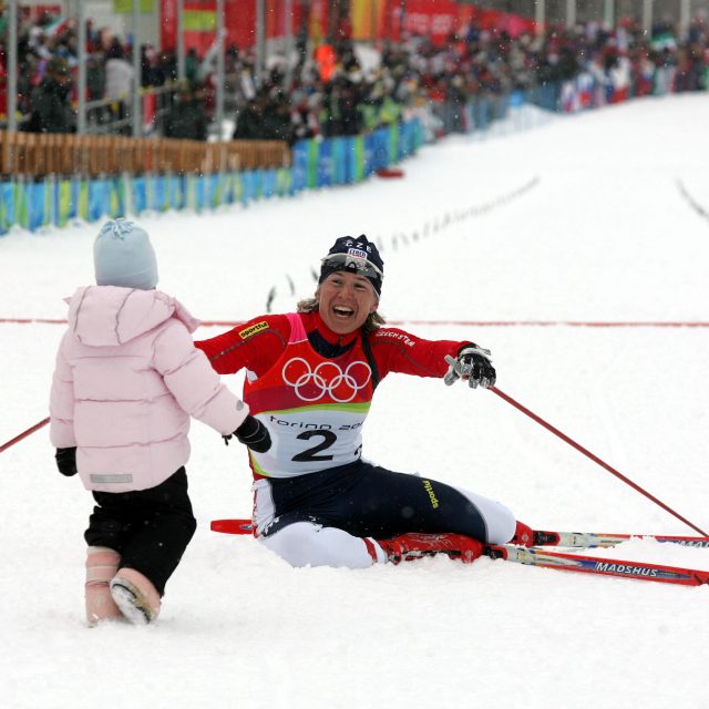 Kateřina Neumannová v cíli olympijského závodu na 30 kilometrů při olympiádě v Turíně | foto: Profimedia