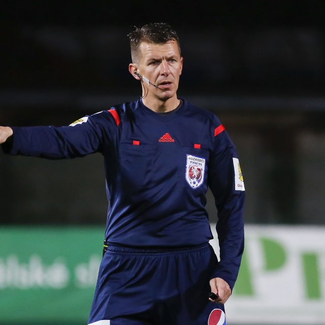 Rozhodčí Michal Paták v zápase ČFL mezi Admirou a Českými Budějovicemi odpískal hodně kontroverzní penaltu | foto: Luděk Ovesný,  MAFRA / Profimedia