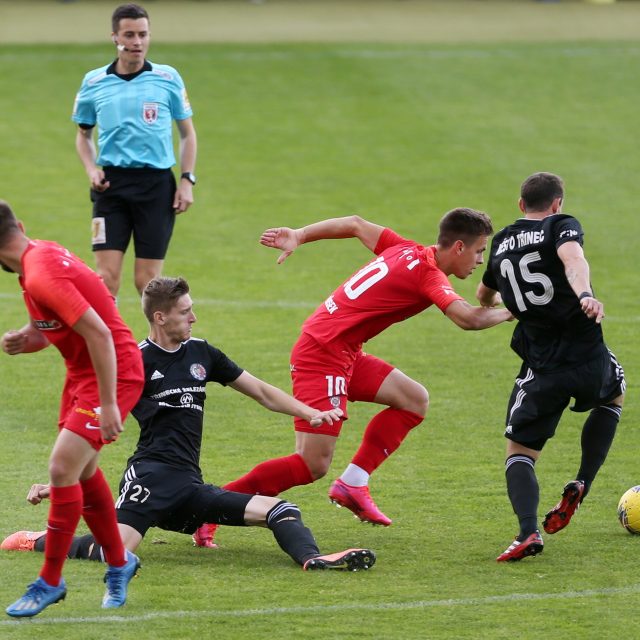 Fotbalisté druholigového Třince  (v černém) nebojují jen na trávníku,  ale i v boji proti leukémii | foto: Anna Vavríková,  Anna Vavríková / MAFRA / Profimedia
