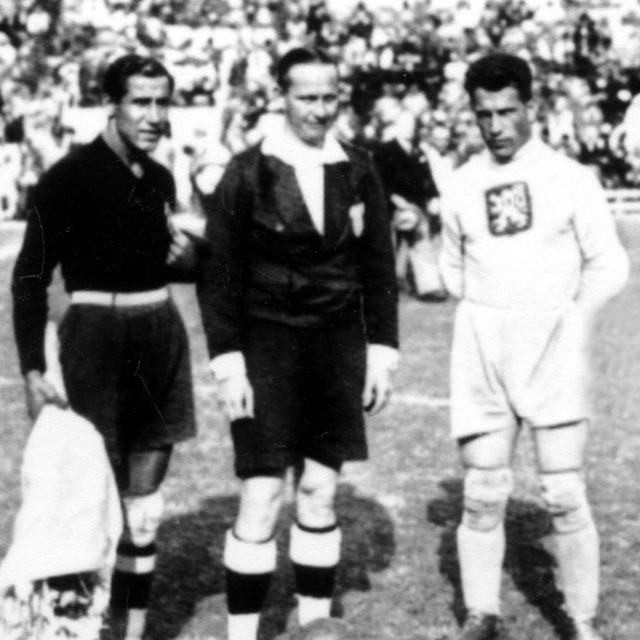 Dva brankáři a kapitáni a rozhodčí finálového zápasu na MS ve fotbale v roce 1934  (zleva): Ital Gianpiero Combi,  sudí Ivan Eklind a česká legenda František Plánička | foto: AP
