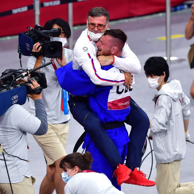 Trenér Petr Lacina v objetí s Lukášem Krpálkem na olympijských hrách v Tokiu | foto: Profimedia