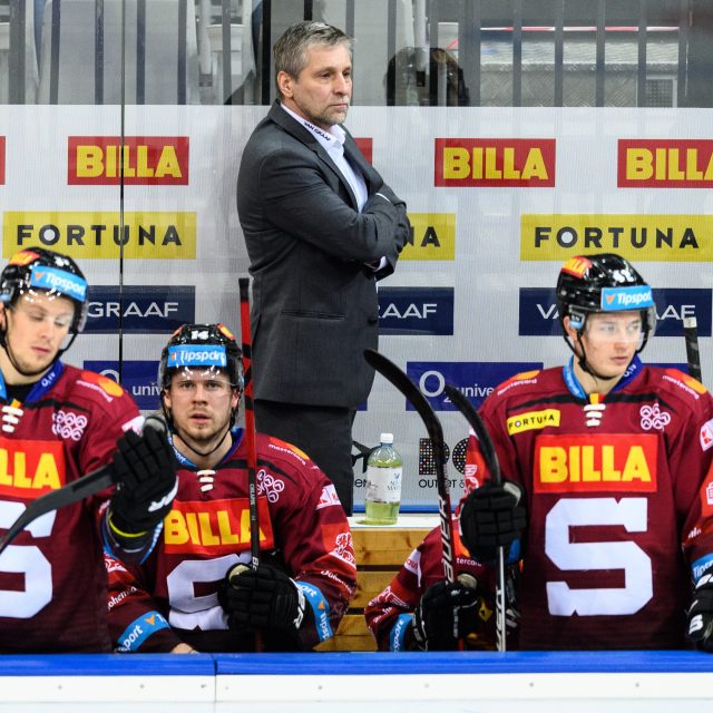 Trenér Josef Jandač může s hokejisty Sparty spřádat plány na finálový souboj proti Třinci | foto: Profimedia