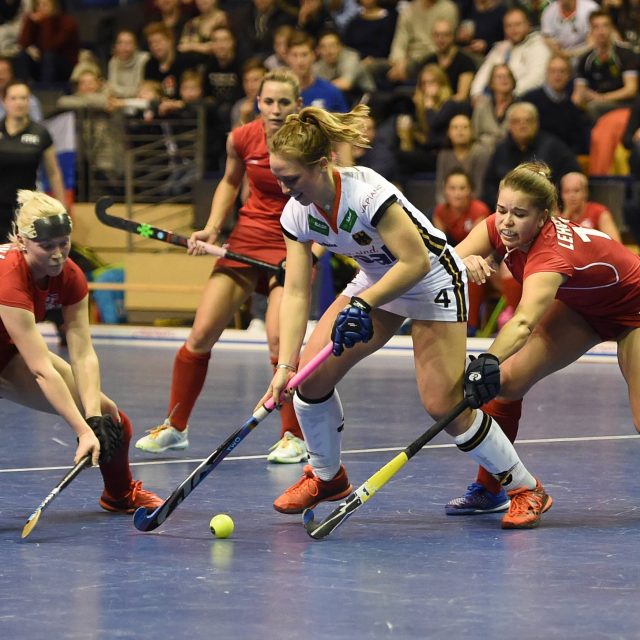Kateřina Laciná a Adéla Lehovcová  (vpravo) během halového mistrovství světa v pozemním hokeji v roce 2018 | foto: Michael Hundt / Matthias Koch,  Profimedia