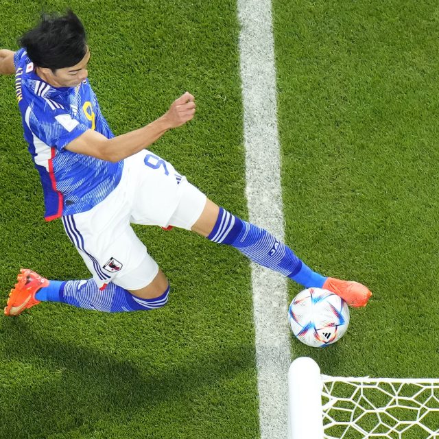 Kaoru Mitoma udržel podle rozhodčích míč ještě ve hře a rozhodujícím gólem poslal Japonce do osmifinále | foto:  Petr David Josek,  ČTK,  AP / ČTK