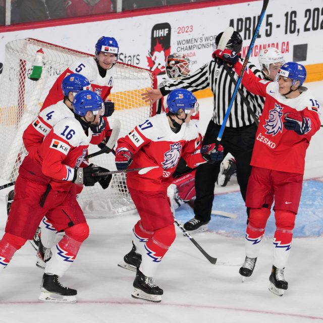 Čeští hokejisté se radují z gólu na 3:1. Švýcarsko porazili ve čtvrtfinále 9:1. O postup do finále si český výběr zahraje proti Švédsku | foto: Darren Calabrese,  ČTK / AP