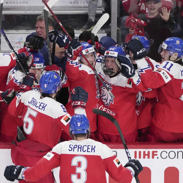 Čeští hokejoví junioři slaví postup do finále mistrovství světa | foto: Darren Calabrese,  ČTK / AP
