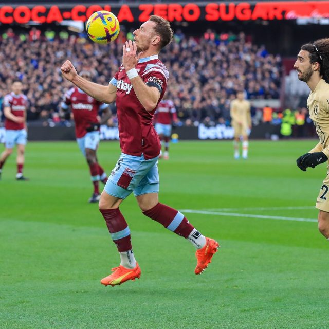 Vladimír Coufal v utkání s Chelsea | foto: Toyin Oshodi,  Profimedia