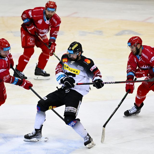 Roman Horák ze Sparty v obklíčení třineckých hráčů | foto: Ondřej Deml,  ČTK