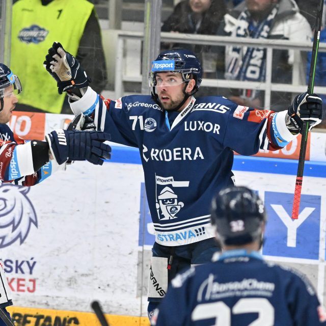 Roberts Bukarts se raduje ze vstřeleného gólu | foto: Václav Šálek,  ČTK