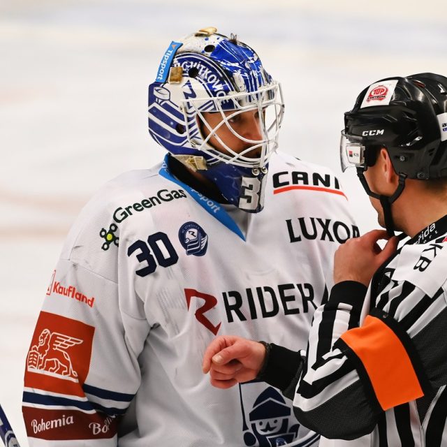Vítkovický brankář při debatě s rozhodčím | foto: Jaroslav Ožana,  ČTK
