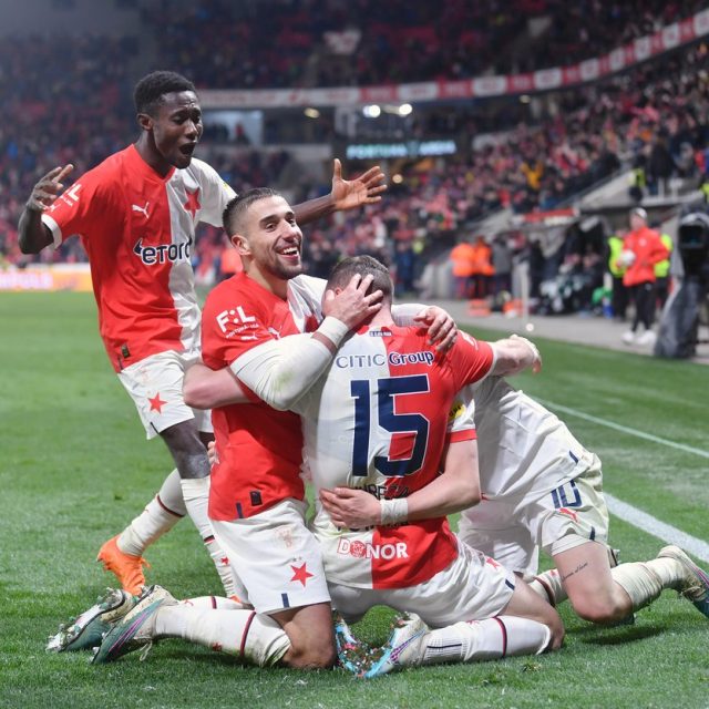 Fotbalisté Slavie Praha jsou na každém tréninku i zápase pod drobnohledem videoanalytika Lukáše Váňi | foto: Profimedia