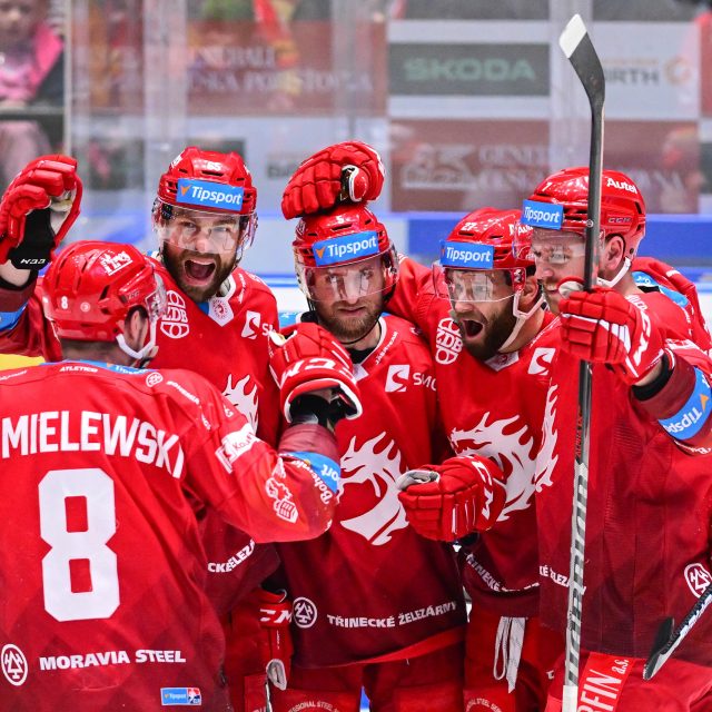 Hokejisté Třince slaví výhru a v sérii nad Pardubicemi vedou 3:2 na zápasy | foto: David Taneček,  ČTK