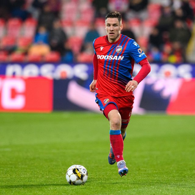 Záložník Lukáš Kalvach lituje inkasované branky v závěru úvodního zápasu 4. předkola Evropské konferenční ligy | foto: Vlastimil Vacek,  Právo/Profimedia
