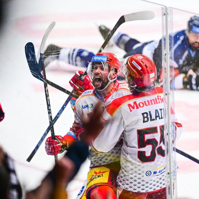 Graeme McCormack a Jérémie Blain z Hradce Králové oslavují gól | foto: David Taneček,  ČTK