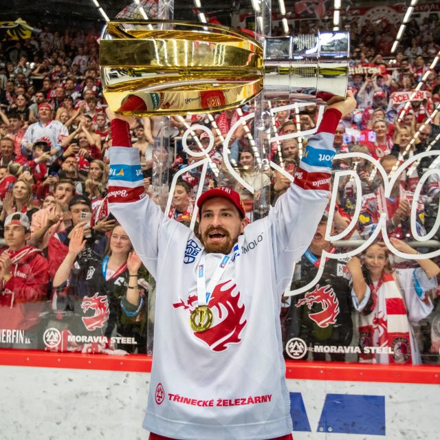 Daniel Voženílek s pohárem pro vítěze extraligy | foto: Vladimír Pryček,  ČTK