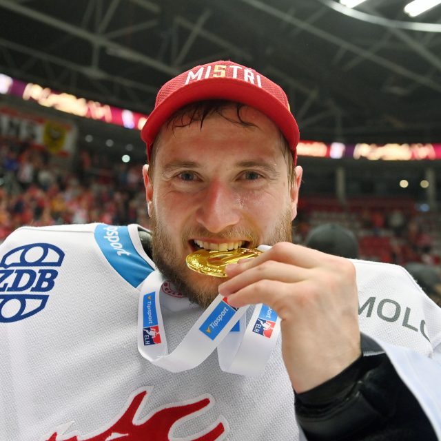 Brankář Třince Ondřej Kacetl s medailí pro mistra extraligy | foto: Fotobanka Profimedia,  Profimedia