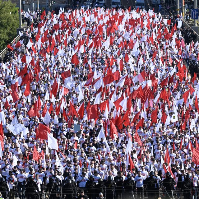 Pochod fanoušků Slavie na finále domácího fotbalového poháru proti Spartě | foto: Vít Šimánek,  ČTK