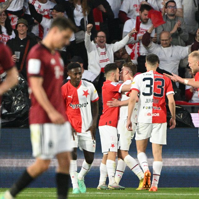 Fotbalisté Slavie se radují z branky do sítě Sparty | foto: Michal Kamaryt,  ČTK