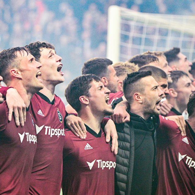 Fotbalisté Sparty slaví | foto: Roman Vondrouš,  ČTK