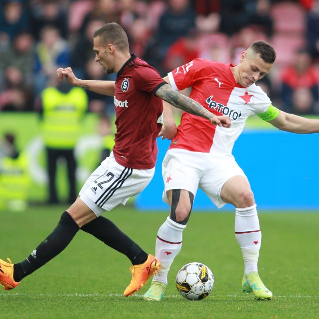 Kapitán Slavie Tomáš Holeš v souboji s Lukášem Haraslínem | foto: Milan Kammermayer,  Profimedia