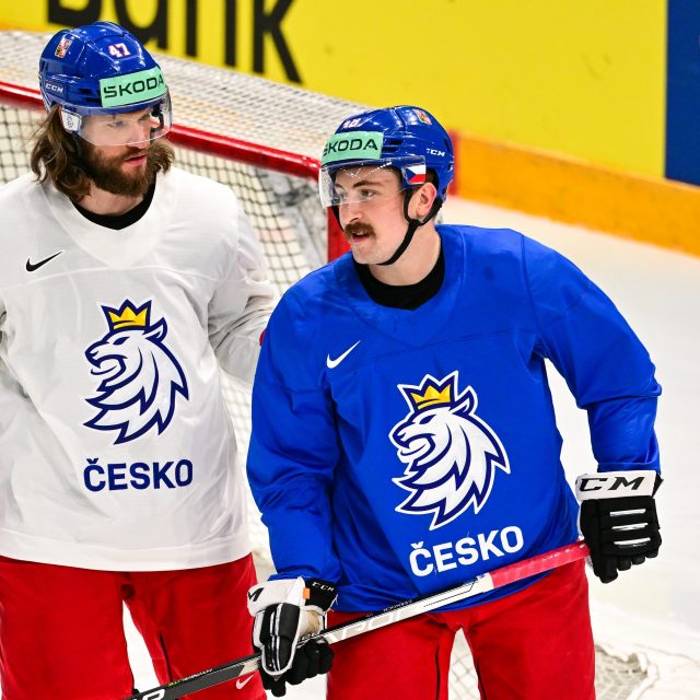 Jiří Černoch  (vpravo) si nechal na čtvrtfinálový duel jen knír,  z týmu se k němu přidali ještě Tomáš Kundrátek a Daniel Voženílek | foto: David Taneček,  ČTK