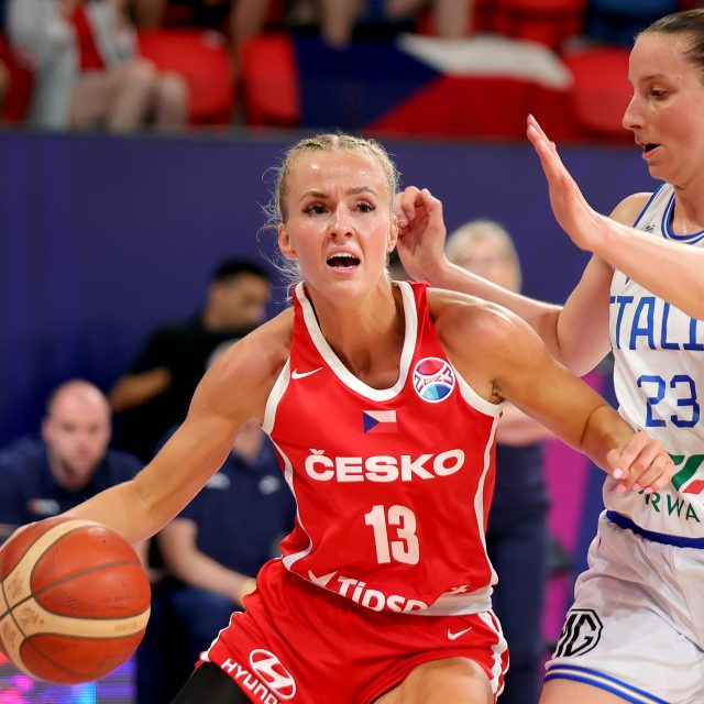 Petra Holešínská v zápase proti Itálii | foto: Profimedia
