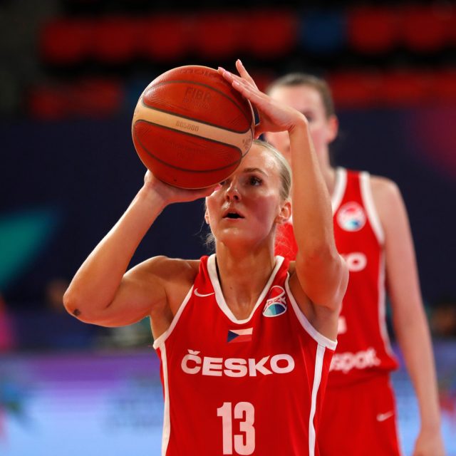 Petra Holešínská byla tahounkou českého týmu v závěru osmifinálového utkání proti Řecku | foto: Profimedia