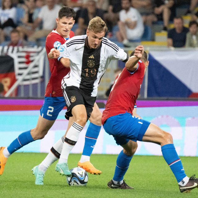 Martin Vitík  (číslo 2) v zápase na mistrovství Evropy proti Německu | foto: Profimedia