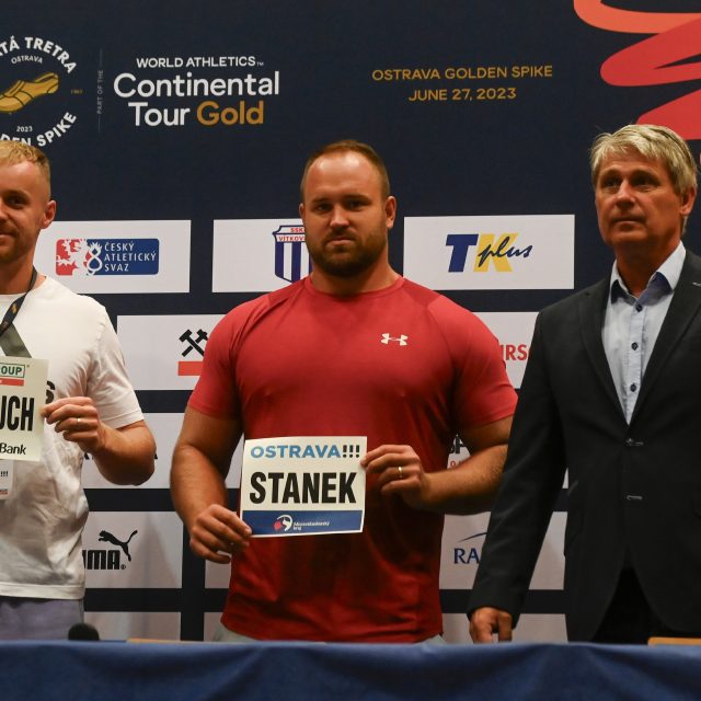 Oštěpař Jakub Vadlejch,  koulař Tomáš Staněk a ředitel mítinku Zlatá tretra na předzávodní tiskové konferenci v Ostravě | foto: Jaroslav Ožana,  ČTK