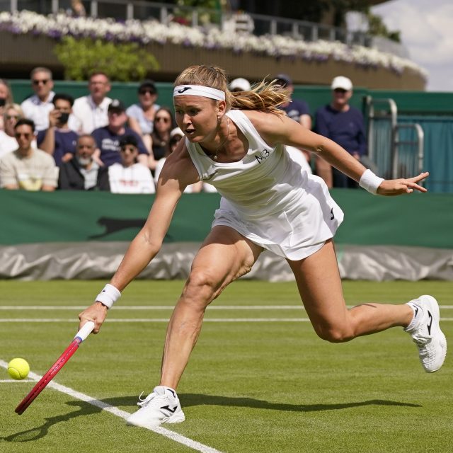 Tenistka Marie Bouzková během zápasu ve Wimbledonu proti Anett Kontaveitové | foto:  ČTK/AP,   Alberto Pezzali,  Profimedia