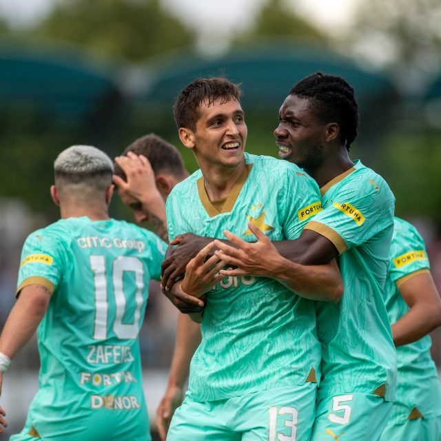 Radující se Mojmír Chytil a Igoh Ogbu v nových tyrkysových dresech Slavie | foto: Václav Pancer,  ČTK