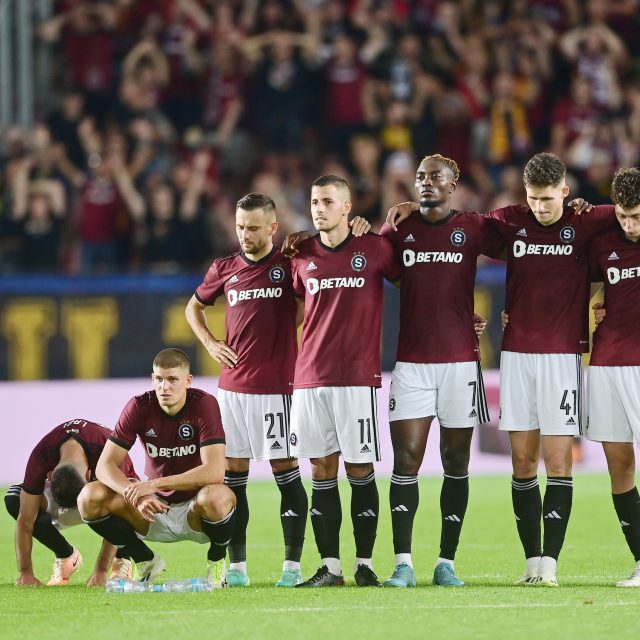 Fotbalisté Sparty po prohraném zápase | foto: Profimedia