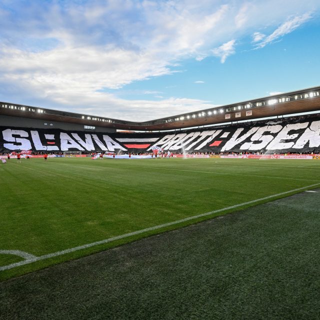 Úvodní choreo pražské Slavie v utkání proti Baníku Ostrava | foto: Vít Šimánek,  ČTK