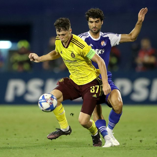 Kapitán Sparty Ladislav Krejčí v souboji o míč v zápase 4. předkola Evropské ligy | foto: Slavko Midzor / Pixel Media,  Profimedia