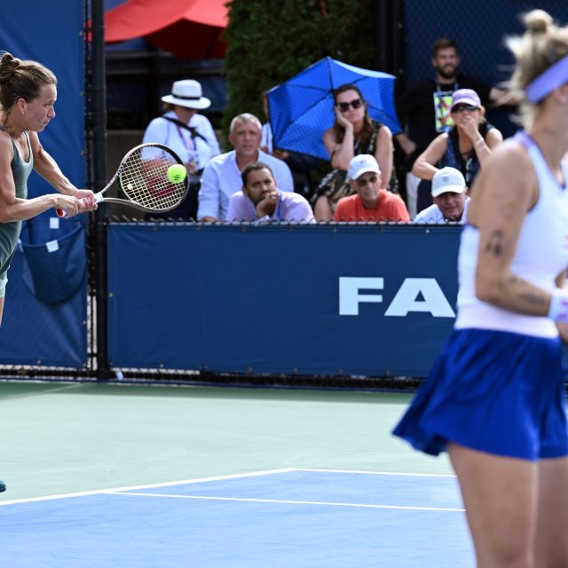 Barbora Strýcová s Markétou Vondroušovou | foto: Andrew Ong,  ČTK / AP