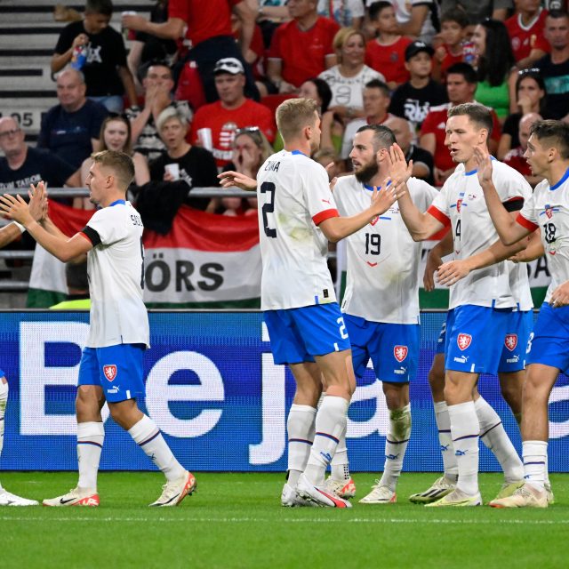 Václav Jurečka se raduje se spoluhráči ze vstřeleného gólu v přípravném zápase proti Maďarsku | foto: Denes Erdos,  ČTK / AP